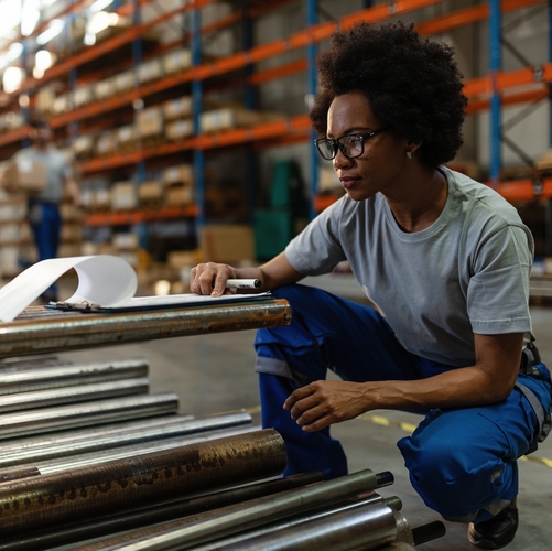 Une cariste dans une industrie localisée dans le Morbihan