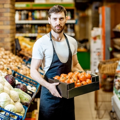 Un employé de libre-service dans un supermarché à Lanester
