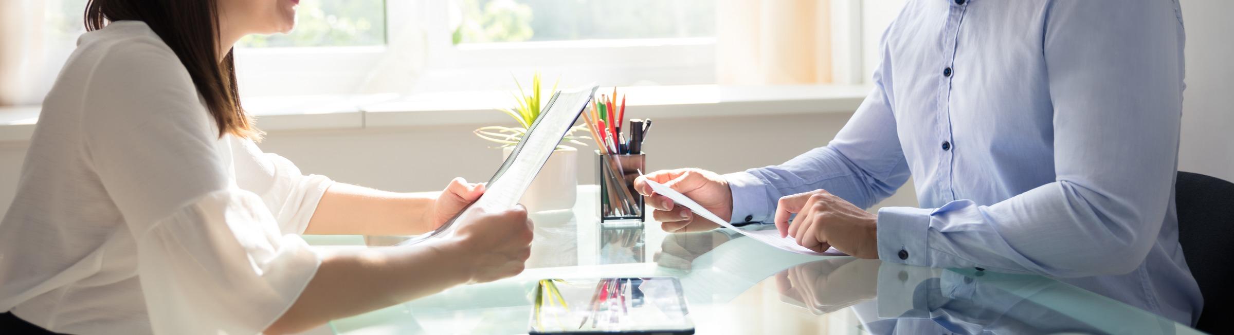 Un candidat face à un recruteur dans une agence d'intérim