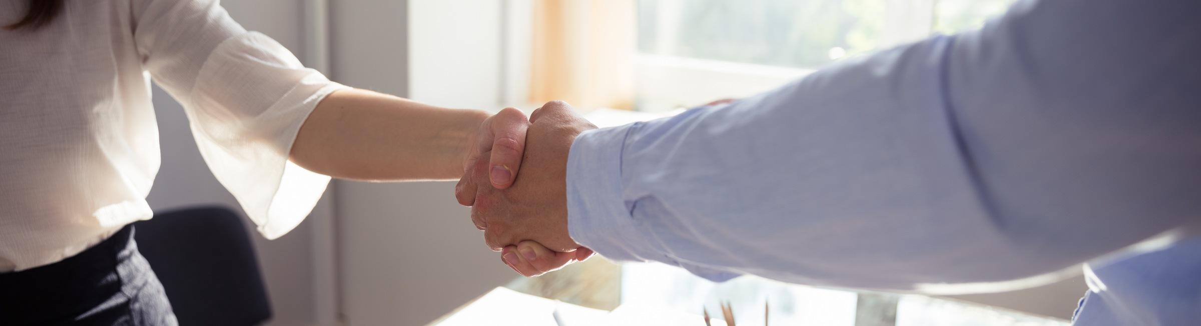Deux professionnels du Morbihan se serrent la main